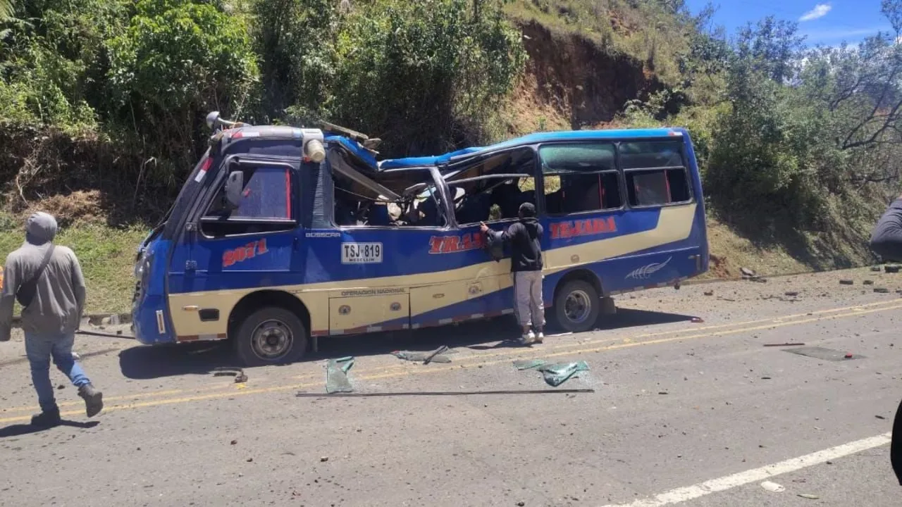 Atentado con explosivos a un colectivo en Colombia deja al menos 10 muertos