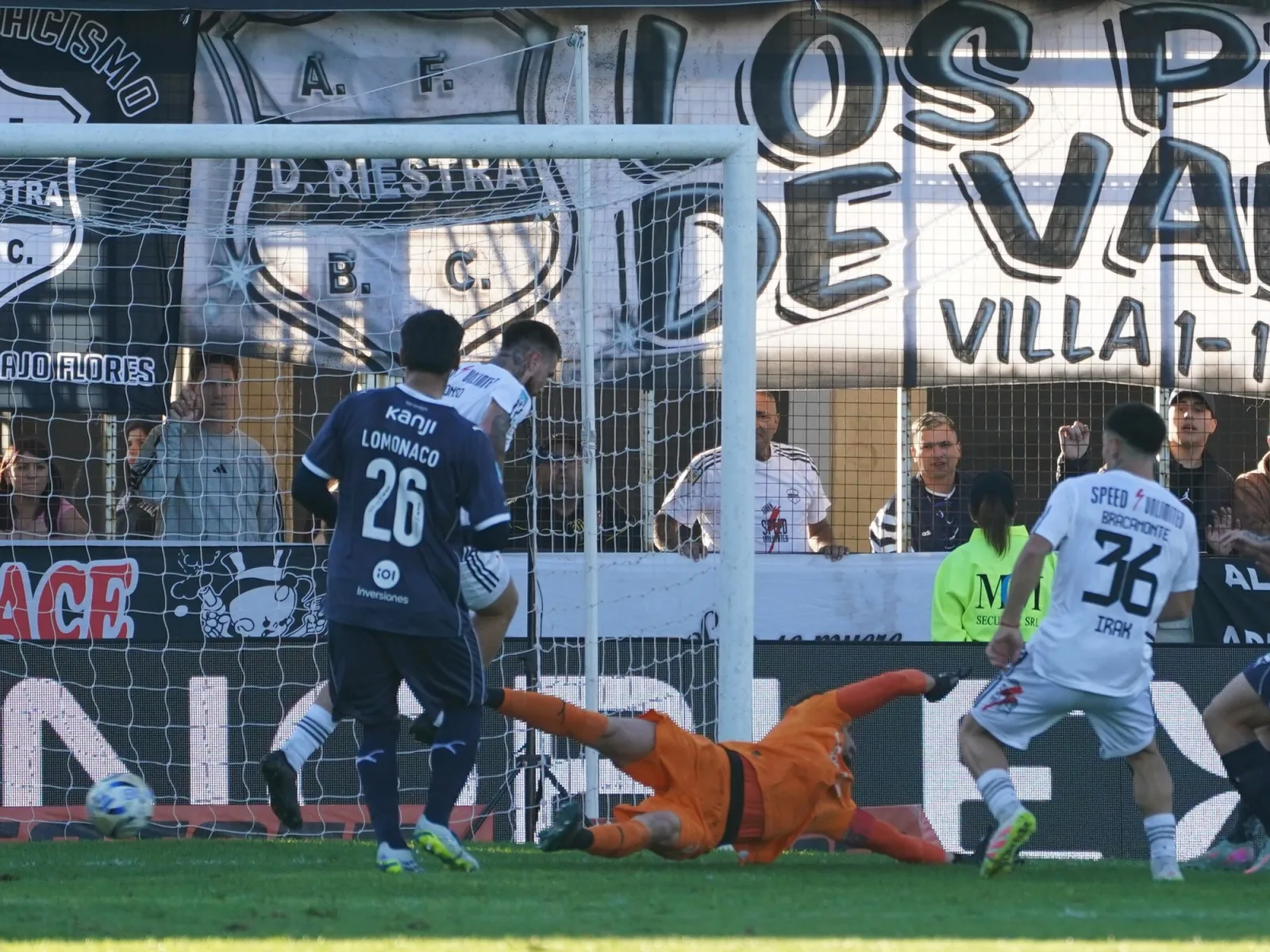 El gesto irónico de Lomónaco al árbitro tras la derrota de Independiente