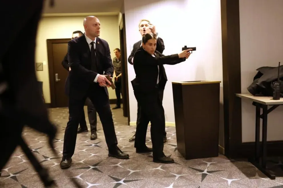 Evacúan a Trump tras disparos durante cena con corresponsales en Washington