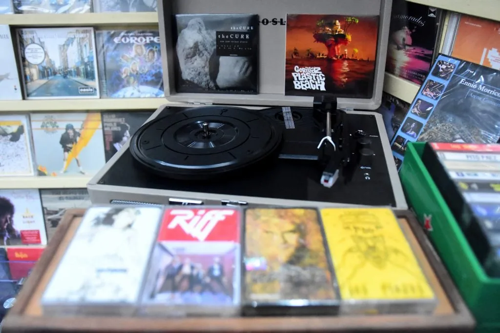 Generación Z impulsa un auge de productos analógicos en comercios locales