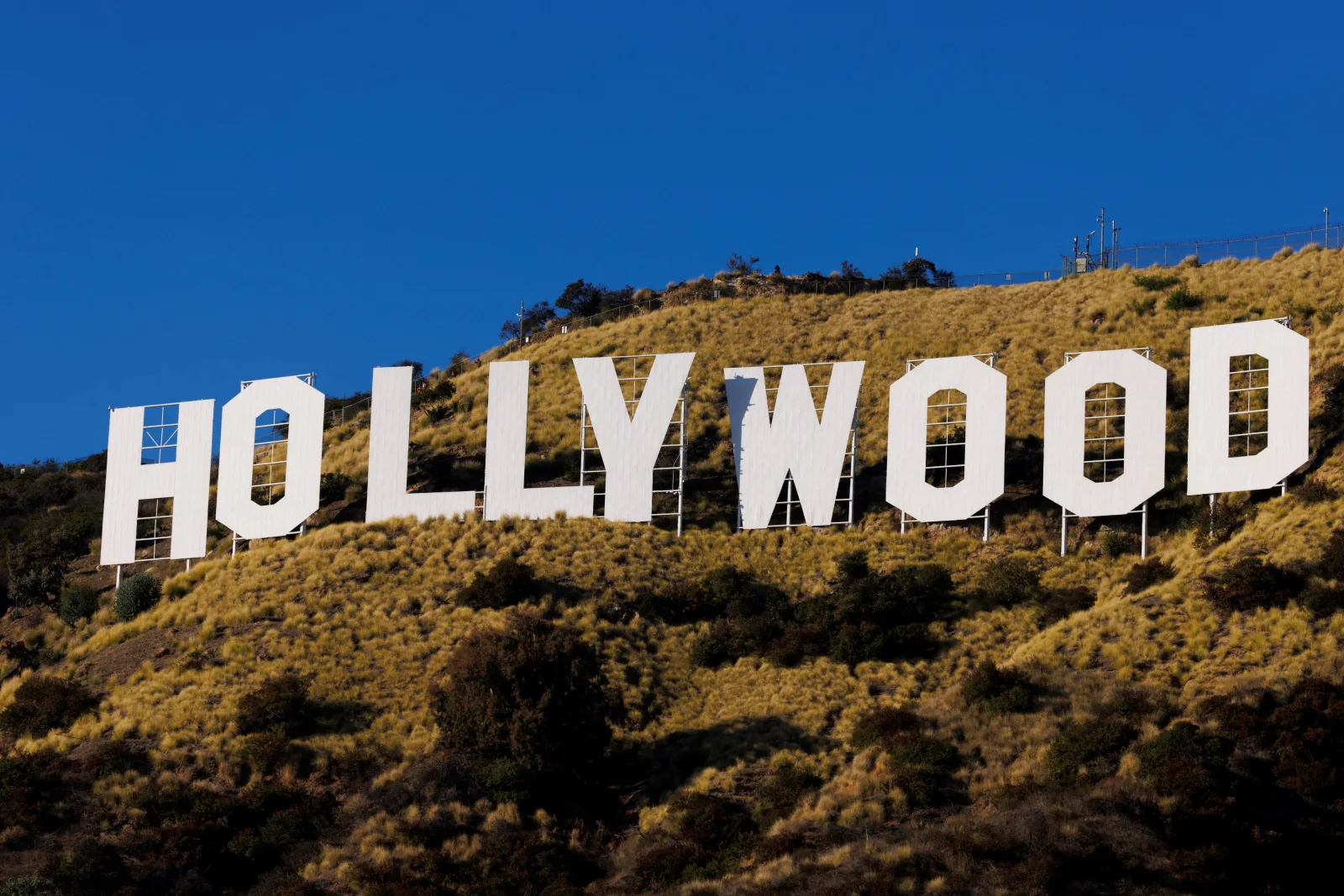 Guionistas de Hollywood ratifican contrato de cuatro años con estudios
