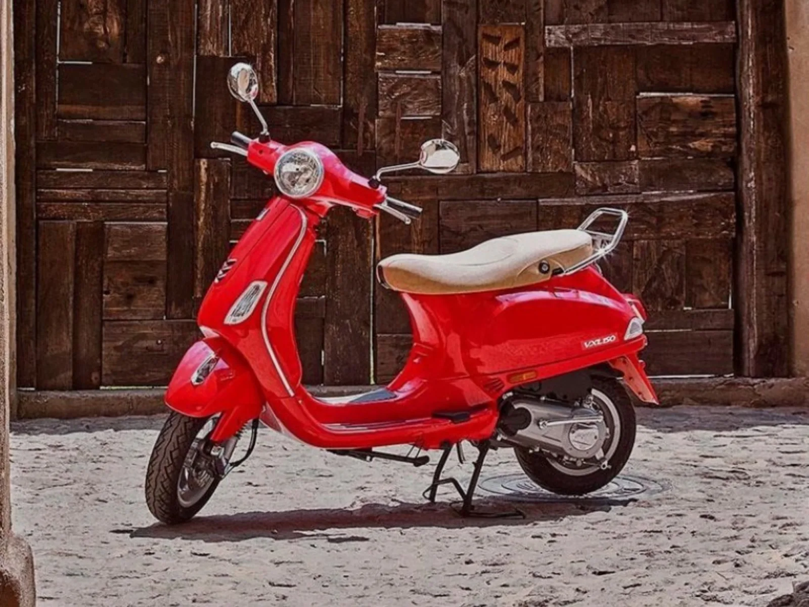 La Vespa celebra 80 años como ícono del diseño y la libertad italiana