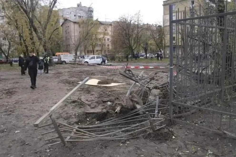Nueve muertos en bombardeos rusos sobre ciudades ucranianas; Zelenski reclama sanciones europeas