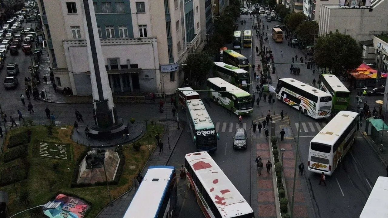 Bolivia logra acuerdo con transportistas y suspende protestas tras negociaciones