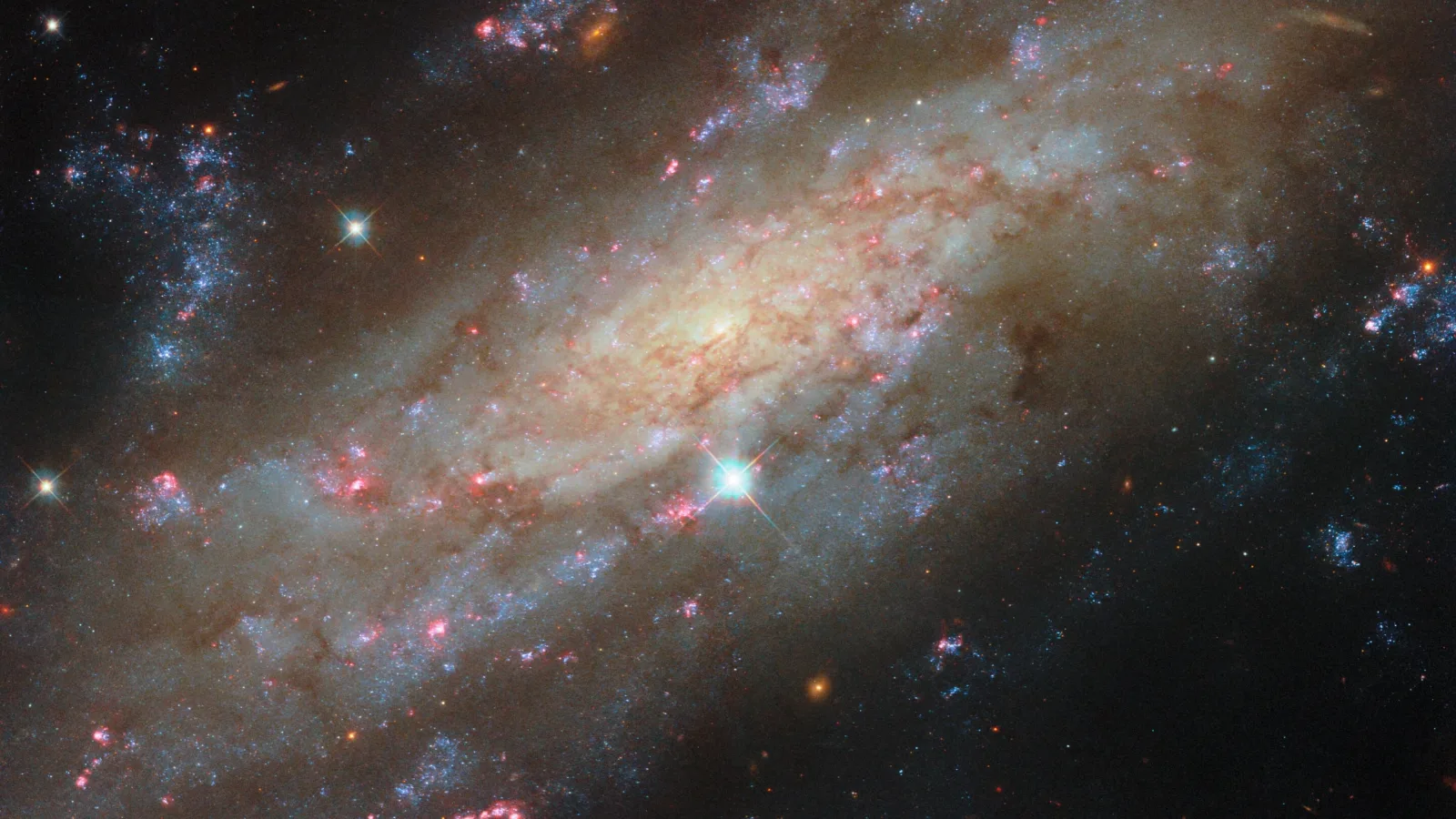 Hubble revela la estructura de una galaxia espiral a 53 millones de años luz con agujero negro central