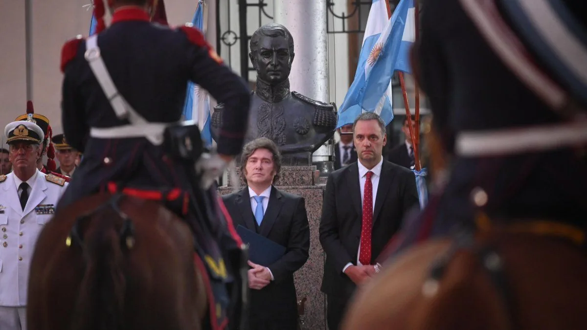 Milei respalda a Adorni y rechaza críticas sobre su permanencia en el gobierno