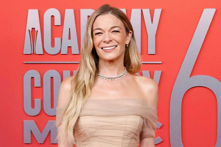 leann-rimes-onstage-mishap-teeth-fall-out-mid-song