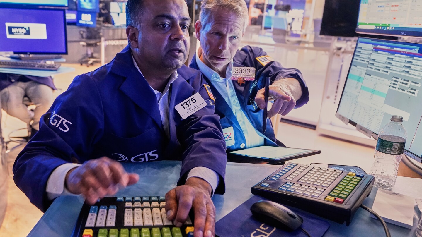 US Stocks Near Record Highs as Crude Oil Prices Stabilize