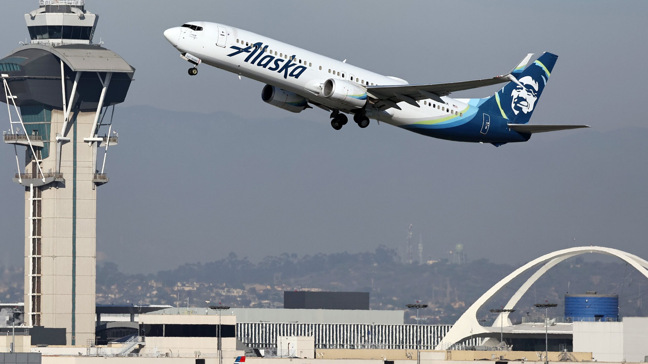 Alaska Airlines Grounds Entire Fleet Amid Tech Glitch Emergency