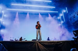 benson-boone-pays-tribute-to-sam-fender-at-montreux-jazz-festival