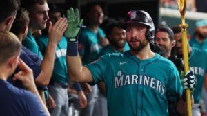 cal-raleigh-hits-two-home-runs-nears-barry-bonds-record