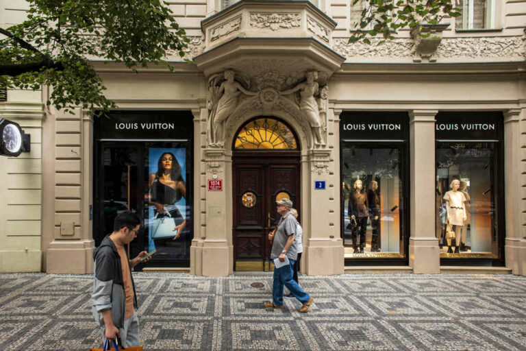changing-luxury-markets-strategies-for-investors-in-2024
