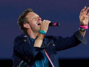 coldplay-concert-kiss-cam-video-sparks-viral-controversy