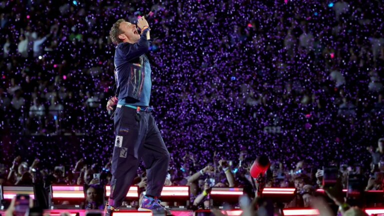 coldplay-s-kiss-cam-moment-sparks-viral-speculation-online