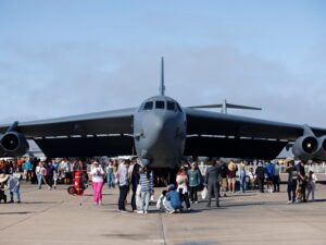 delta-pilot-executes-maneuver-to-avoid-b-52-collision-in-nd