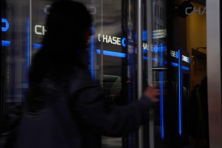 jpmorgan-chase-profit-plummets-17-eps-beats-estimates-urgently