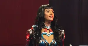 katy-perry-survives-on-stage-malfunction-during-sf-concert