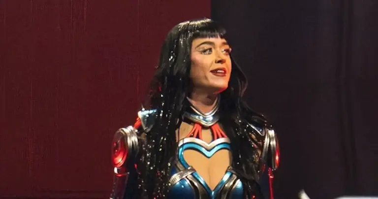 katy-perry-survives-on-stage-malfunction-during-sf-concert