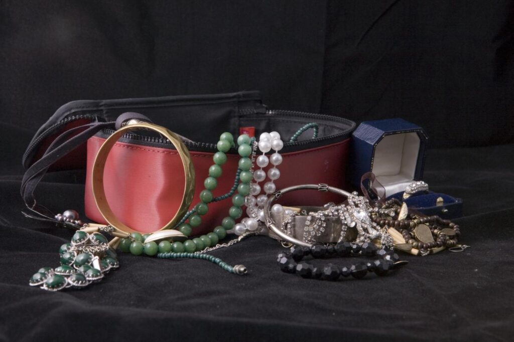 navigating-family-heirlooms-a-modern-dilemma-in-minimalist-times