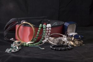 navigating-family-heirlooms-a-modern-dilemma-in-minimalist-times