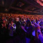 neil-diamond-delights-fans-with-surprise-sweet-caroline-performance