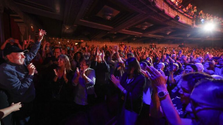 neil-diamond-delights-fans-with-surprise-sweet-caroline-performance