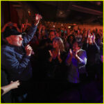 neil-diamond-surprises-fans-with-special-performance-in-l-a-