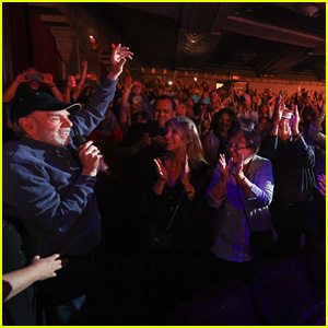 neil-diamond-surprises-fans-with-special-performance-in-l-a-