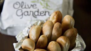 olive-garden-s-endless-breadsticks-a-culinary-legend-s-origins-and-impact