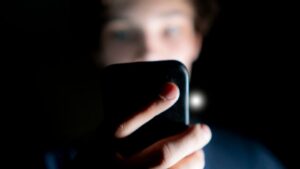 one-in-four-smartphone-users-face-upgrade-urgency-due-to-risks