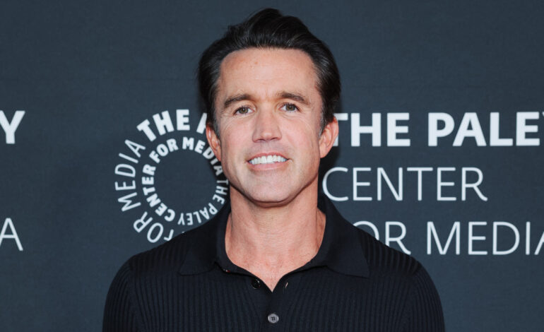 Ryan Reynolds Roasts Rob McElhenney at Just for Laughs Awards