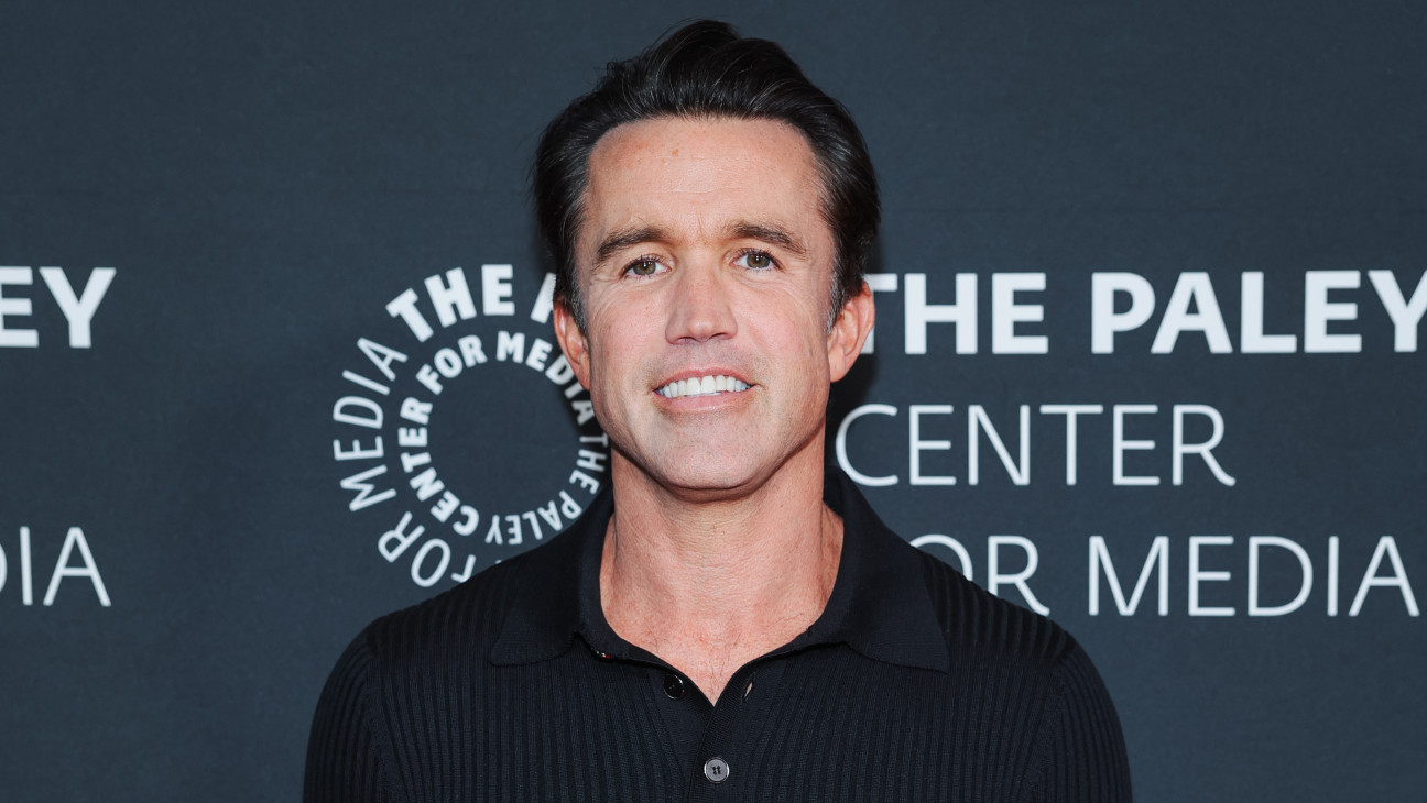Ryan Reynolds Roasts Rob McElhenney at Just for Laughs Awards