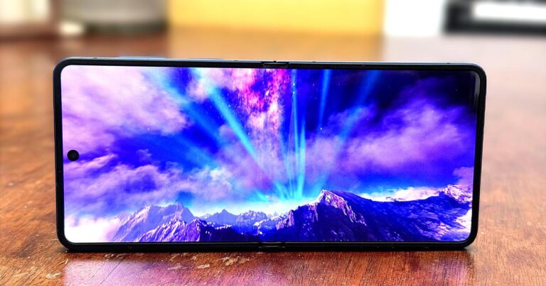samsung-galaxy-z-flip-7-impresses-with-stunning-display-features