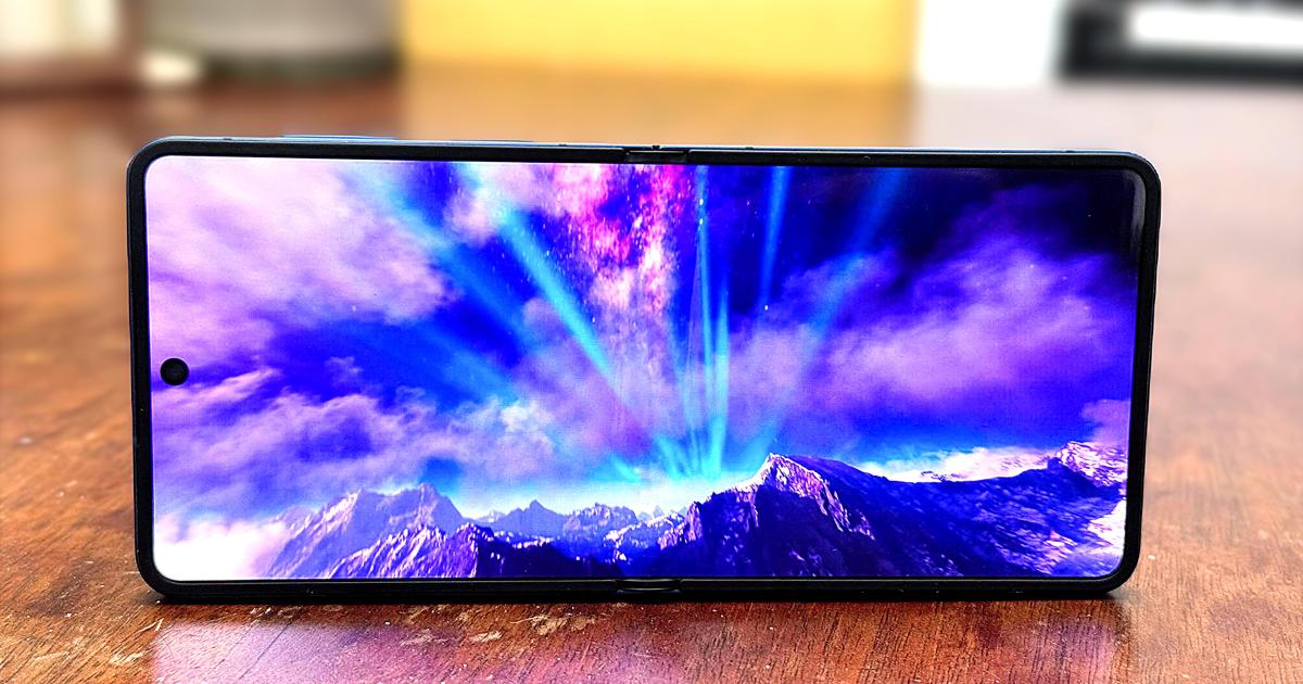 Samsung Galaxy Z Flip 7 Impresses with Stunning Display Features
