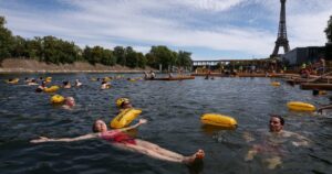 swimmers-return-to-paris-s-seine-river-after-century-long-hiatus