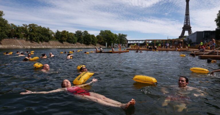 swimmers-return-to-paris-s-seine-river-after-century-long-hiatus