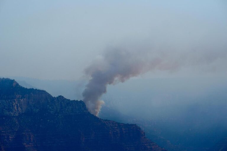 wildfires-rage-near-grand-canyon-historic-lodge-destroyed