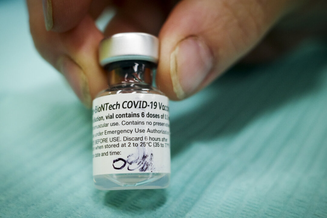 Alberta Offers Free COVID Vaccines to Health Care Workers This Fall