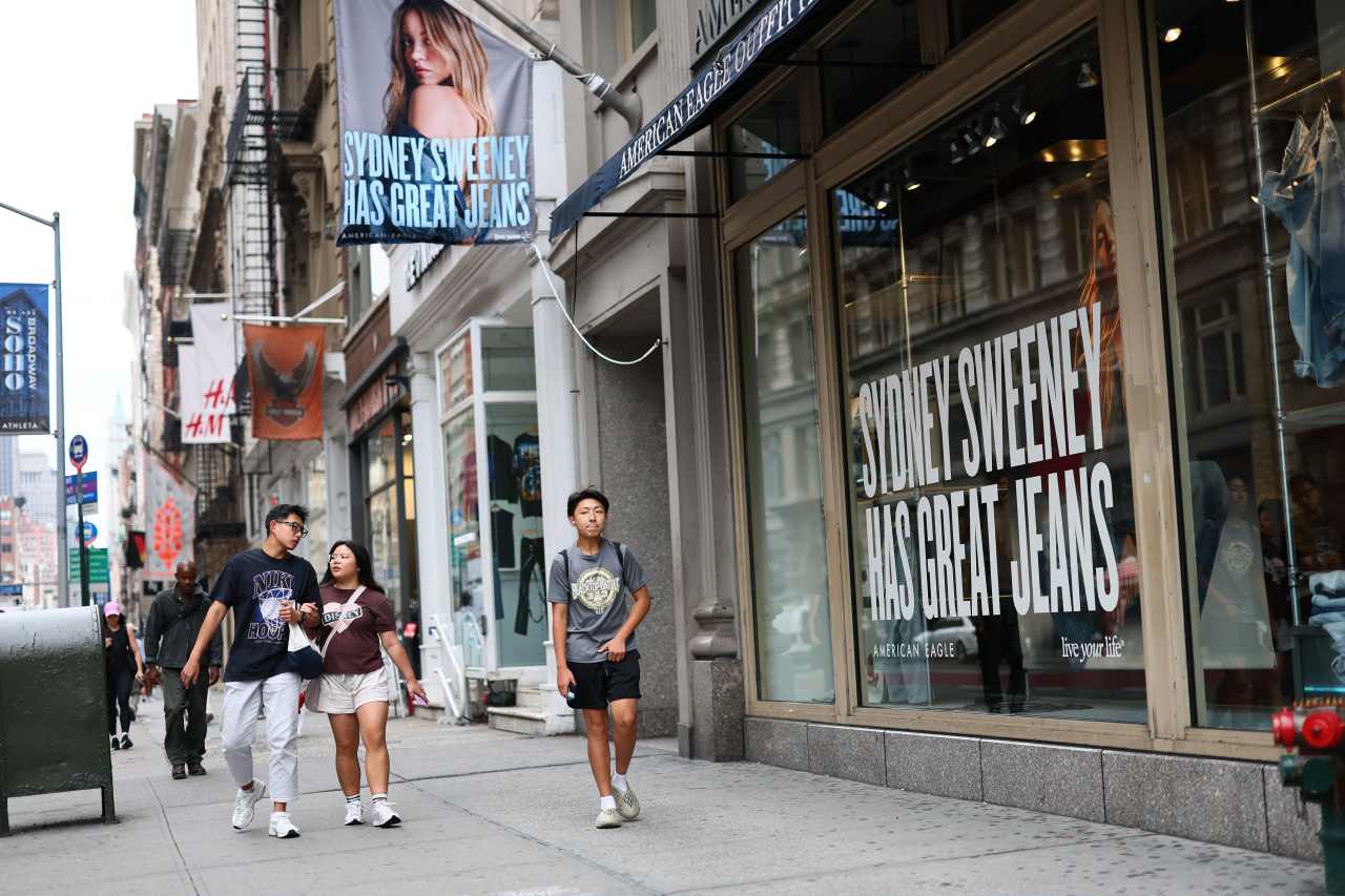 Analysts Warn American Eagle Faces Tough Turnaround Challenge