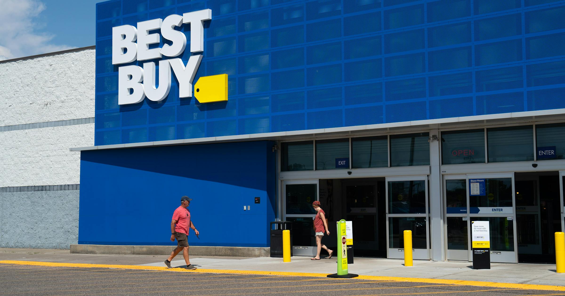 Best Buy Expands Online Offerings with Sports Apparel and Cookware