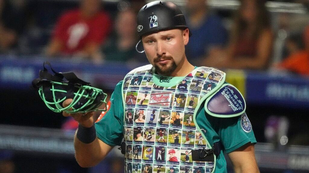 Cal Raleigh Hits 47th HR, Chasing Catcher Record in Urgent Showdown