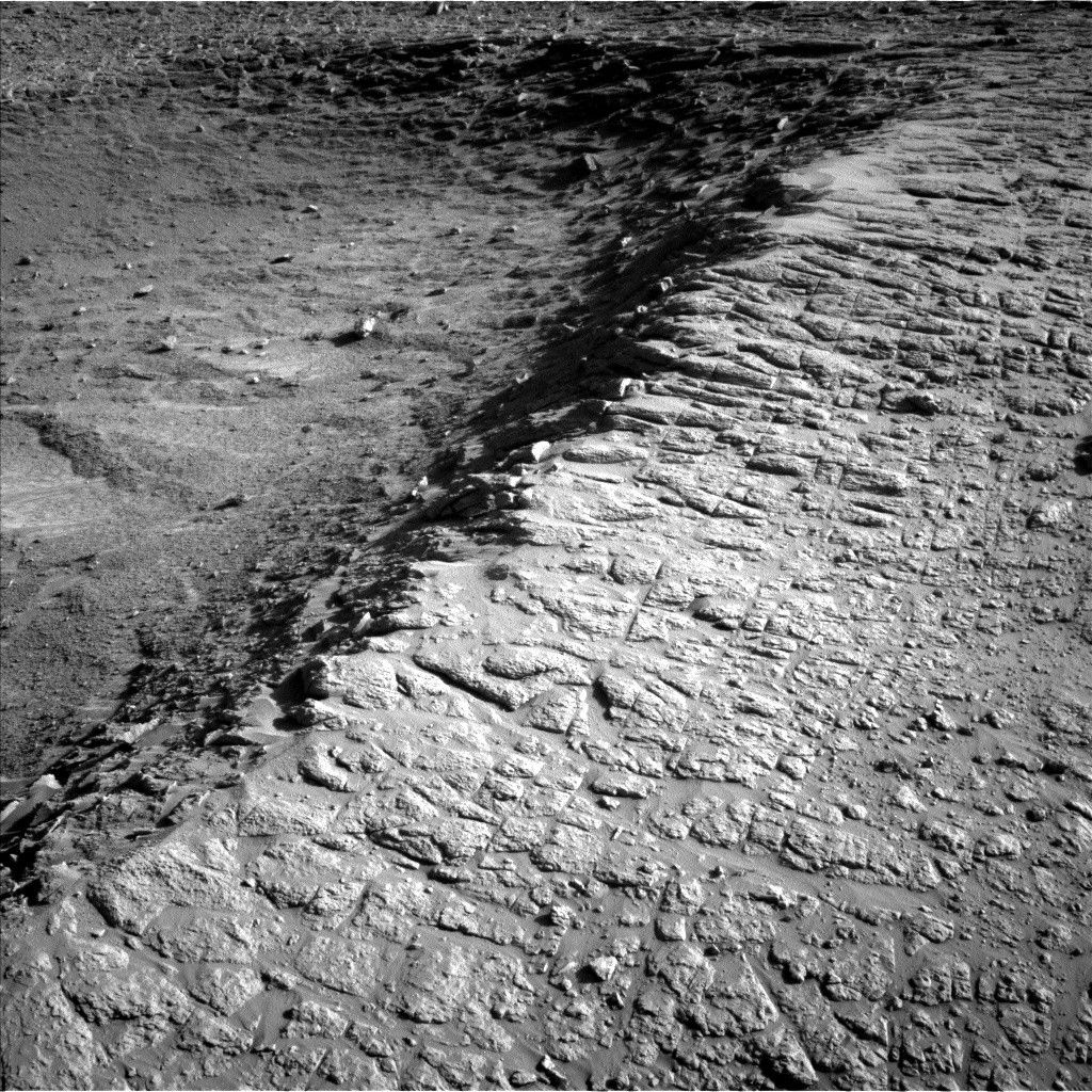 Curiosity Rover Captures Stunning Images as it Explores Mars Ridge