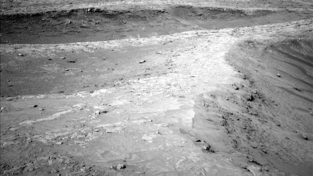 Curiosity Rover Captures Stunning Images of Martian Ridges