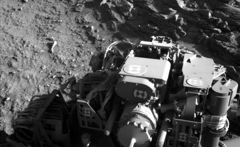 Curiosity Rover Explores Martian Ridge for Scientific Insights