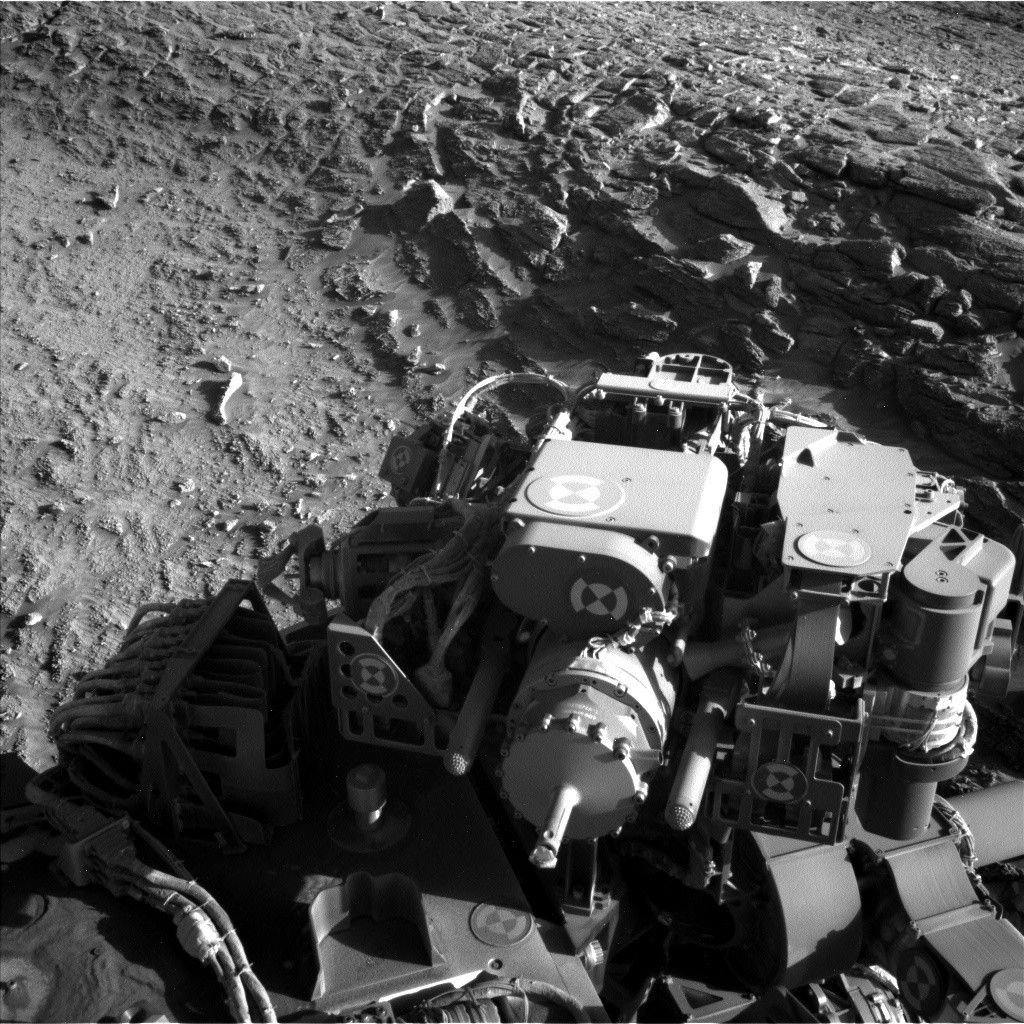 Curiosity Rover Explores Martian Ridge for Scientific Insights