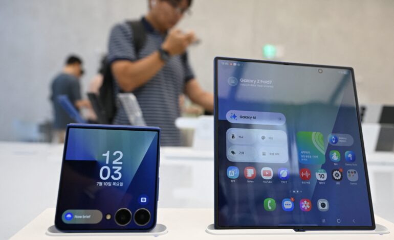 Flip Phones Surge as Apple Eyes Foldable Entry in 2026
