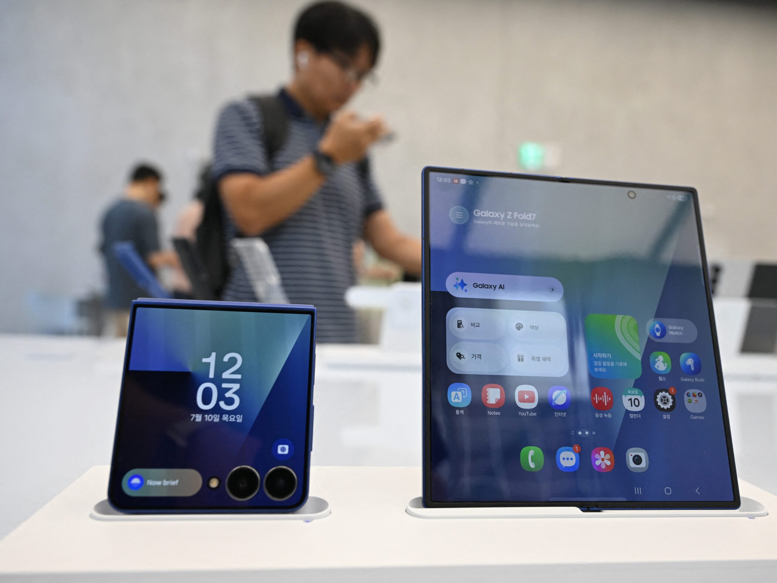 Flip Phones Surge as Apple Eyes Foldable Entry in 2026