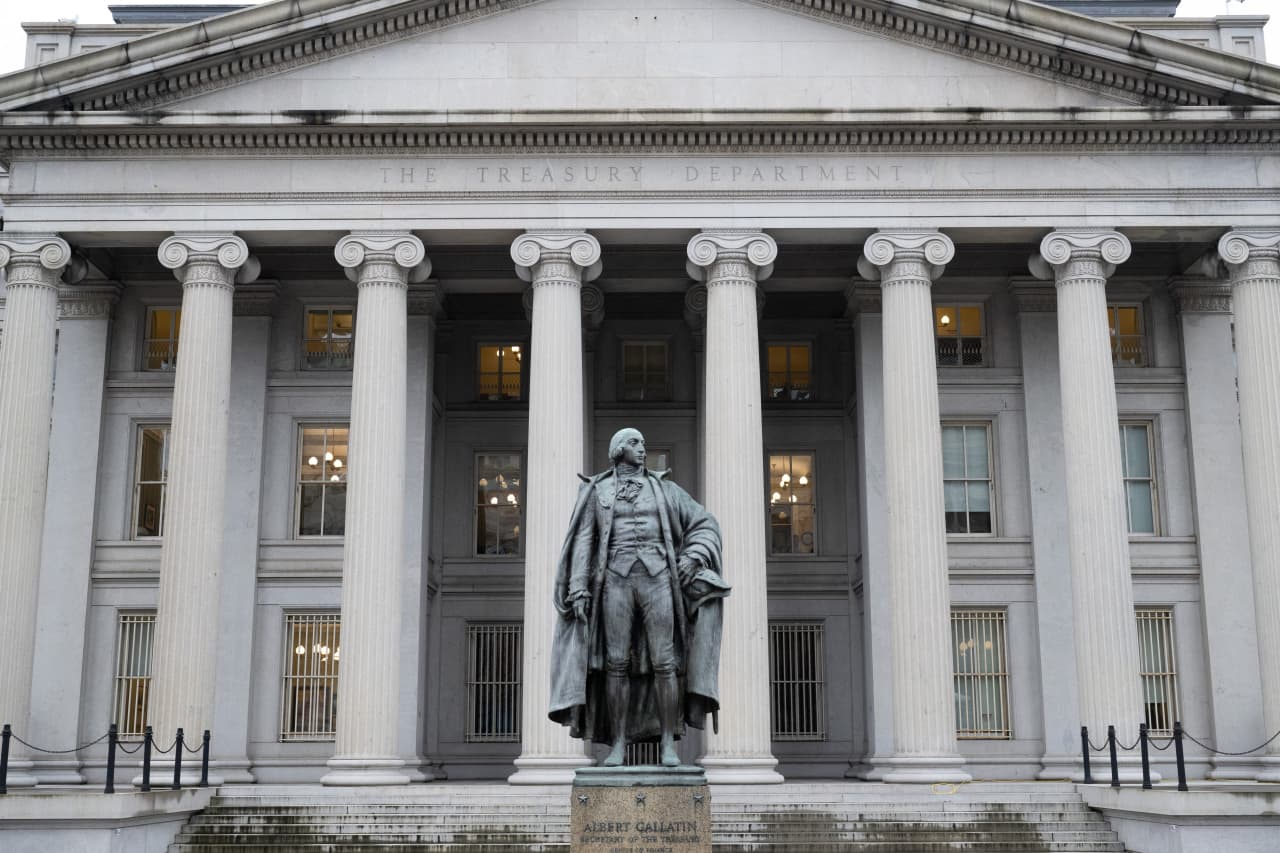 Investors Shift Strategies as Bond Market Faces Urgent Changes