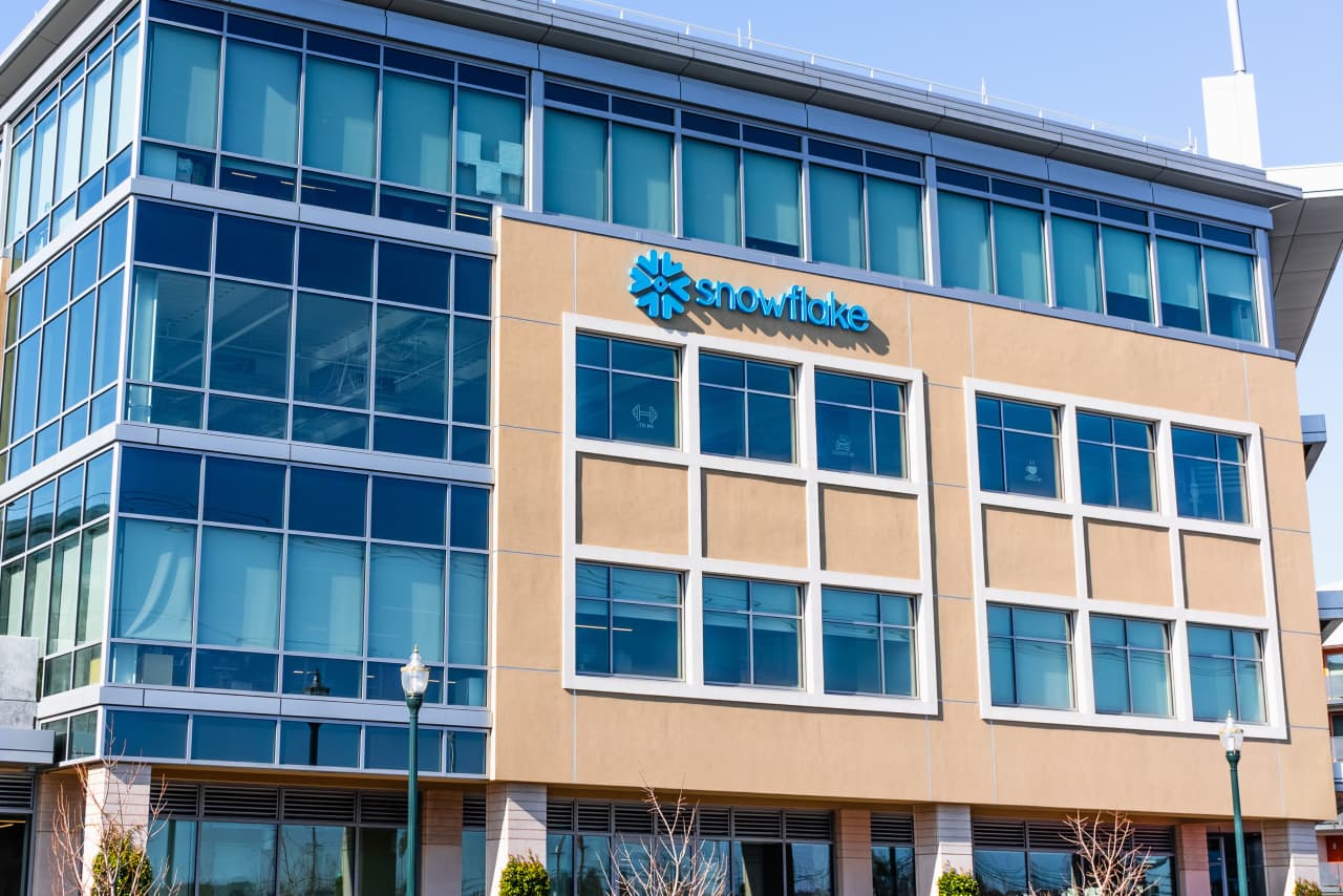 Snowflake Soars as Q2 Earnings Beat Expectations, Investors Excited