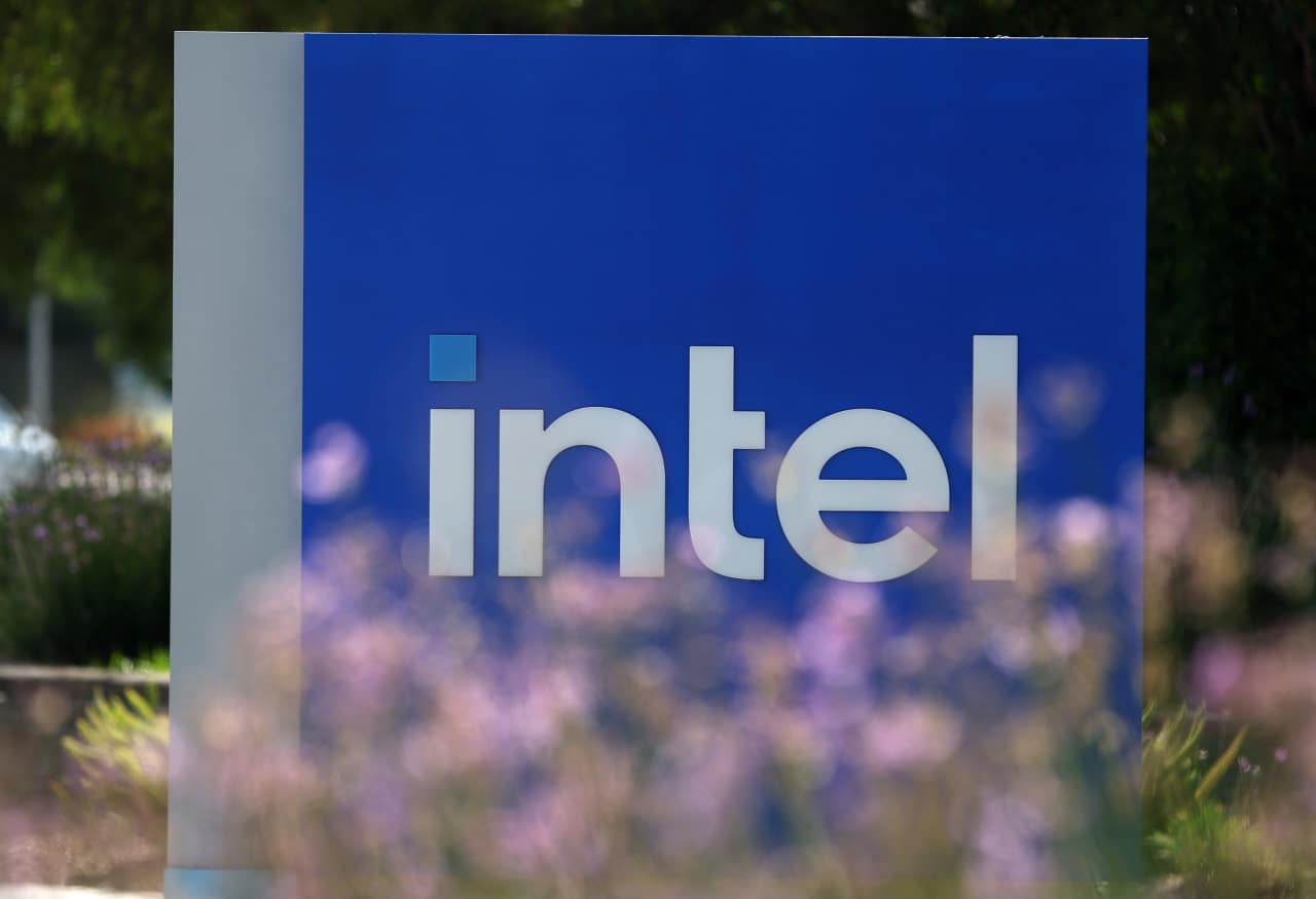 Trump Demands Intel CEO Resignation, Shares Plunge Amid Turmoil